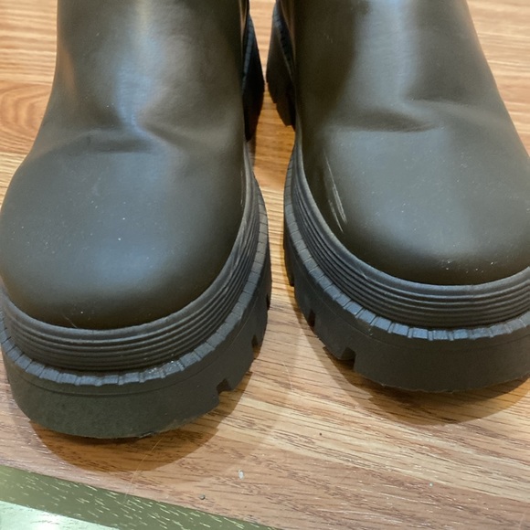 Army Green/khaki Rain Boots. Size 7 - Picture 8 of 10